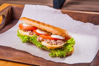Bocadillo De Atún Con Ensalada