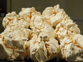 Меренга з міндалевими пластівцями