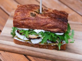 Sendvič sa piletinom i pestom