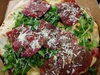 Focaccia bresaola rucola scaglie di parmigiano
