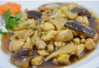 Pollo con bambú y setas chinas