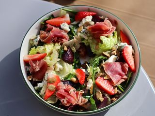 Салат з прошуто та сиром Дор блю (250g)