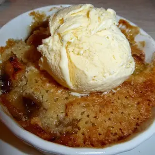 Crumble de manzana con dulce de leche y helado de vainilla