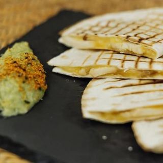 Quesadilla de Pollo y Cebolla Caramelizada