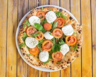 Focaccia caprese con ingredienti a crudo