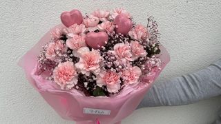 Bukiet Różowych Goździków, gipsówki + Serce - 15 szt