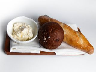 Бейбі багет та солодова булка з  вершковим маслом (120г)