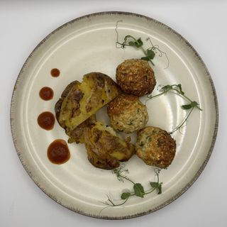 Пилешки кюфтета с мачкани картофи на фурна