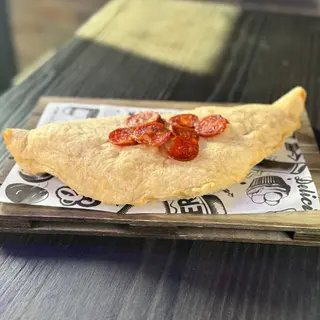 Pizza Frita Chorizo Picante y Queso Ahumado de Cabra 100% Canario