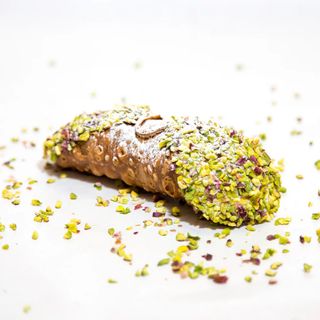 Cannolo con crema di pistacchio e la sua granella
