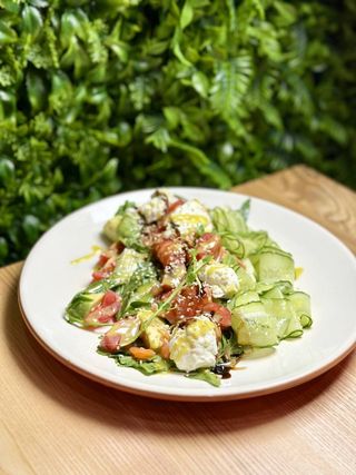 Салат з лососем та крем-сиром