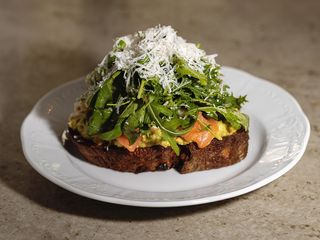 Тост з гуакамоле та лососем (250g)