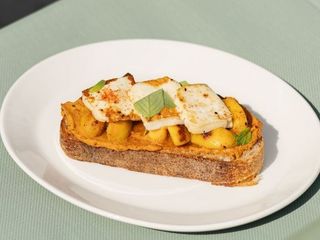 DV Tost z brzoskwinią i halloumi
