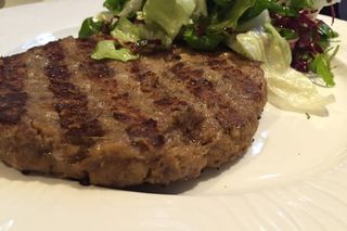 Телешка плескавица с гарнитура (300г)