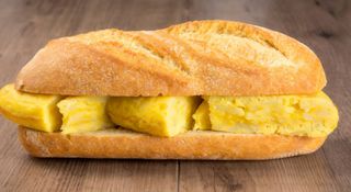 Bocadillo de tortilla patata con pollo