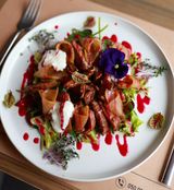 Салат з качиною ніжкою