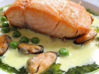 Запечений лосось в соусі з мідіями та овочами (220g)