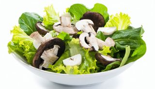 11. Салата с бели и черни гъби