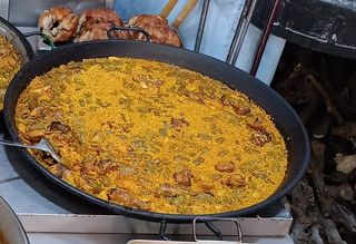 Paella valenciana de pollo y conejo