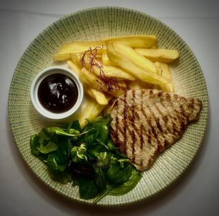 Piept de pui cu cartofi pai