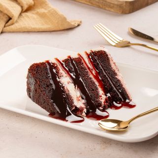 Red velvet jugoso y couli de cereza