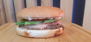 Бургер з лососем у вершках