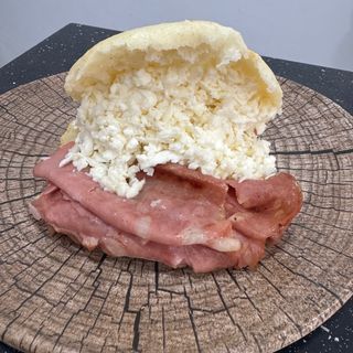 Arepa de mortadela con queso blanco 