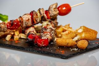 Meniu Frigarui de pui cu mozzarella sticks, cartofi, sos inclus, lipie