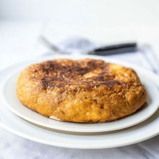 Tortilla de patatas con atún y mahonesa para 5-6 personas