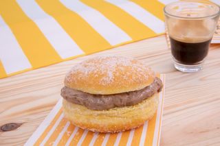 Bola de Berlim com Recheio de Crocante de Café