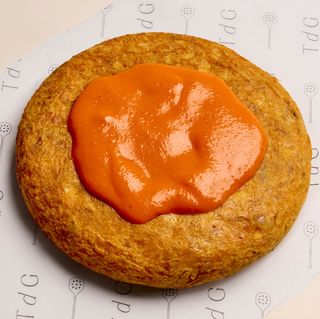 Tortilla de patatas chips y salmorejo