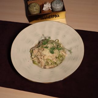 Тальятелле со шпинатом и куриным филе
