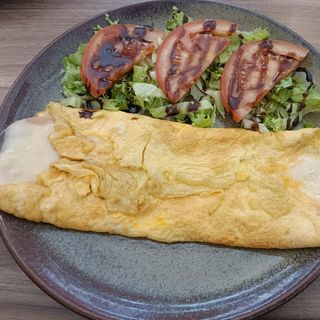 Omelete com cogumelos frescos e queijo