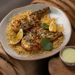 Курча тапака на сіні з картоплі пай (320/30/55/15 г)