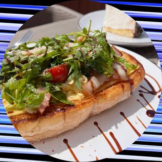 Чіабата з сирним скремблом і беконом