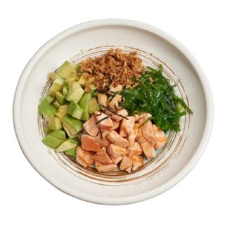 Poke de salmón flameado