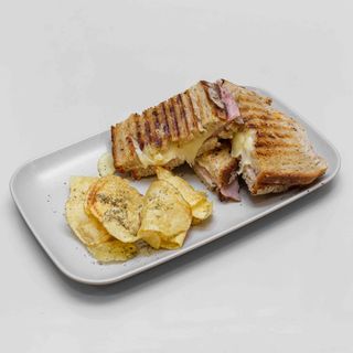 Tosta mista pão alentejano com batata chips