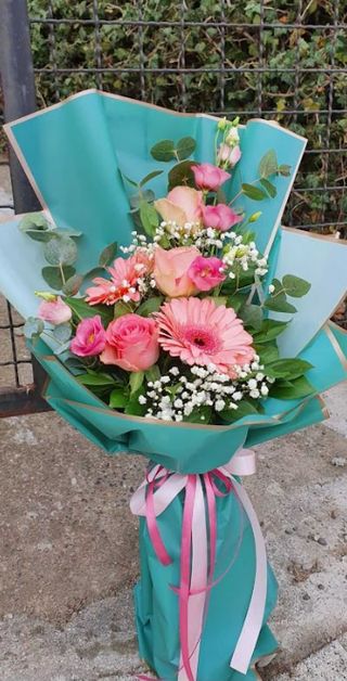 Buket pink ruže i gerber