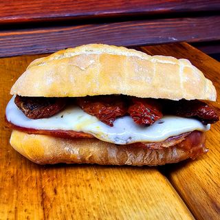 Panino con salame piccante, provola e pomodori secchi