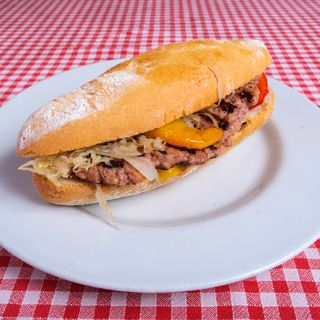Panino salamella, crauti e peperoni