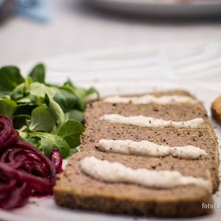 Pasztet z dziczyzny z marynowaną cebulą