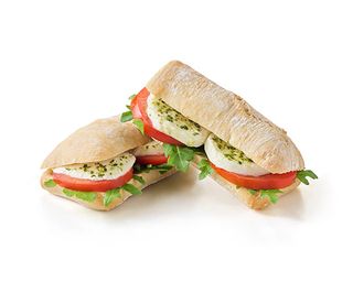 Sanduíche de mozzarella e pesto