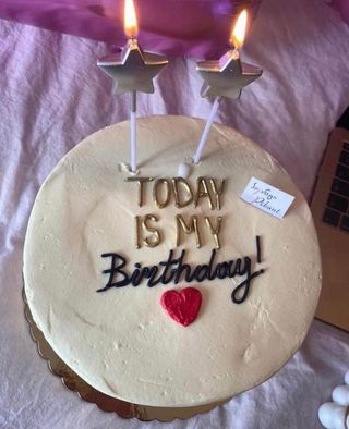 თეთრი მინი ტორტი შოკოლადის.