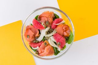 Insalatona di salmone con focaccia 