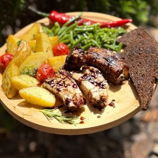Реберця BBQ з картоплею по селянськи