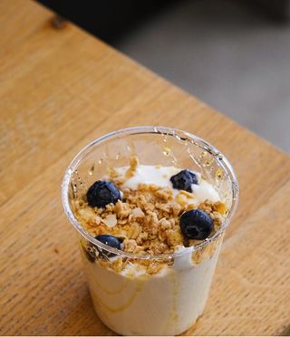 Vasetto di Yogurt con Frutta fresca, Muesli e Miele