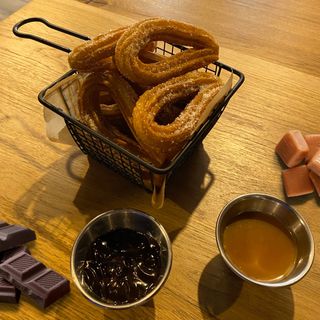 Złociste churros w cukrowej posypce 10 szt. karmel/czekolada/owocowy