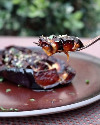 454. Melanzana con salsa yuzu,  teriyaki e salsa ostrica