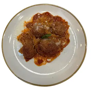 Tagliatelle al ragù napoletano con albondigas
