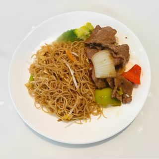 Massa de Arroz Com Carne de Vaca